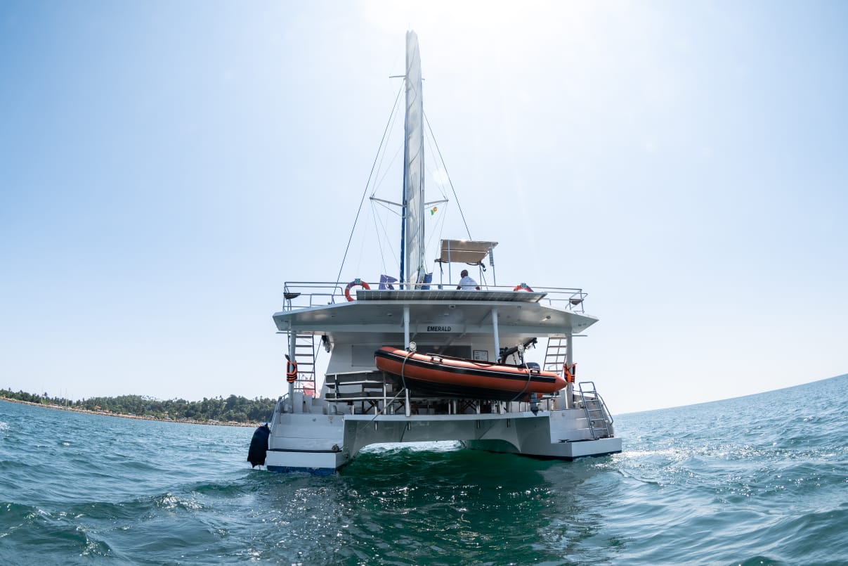 Emerald (cabin 1) Catamaran vor Anker in Mirissa