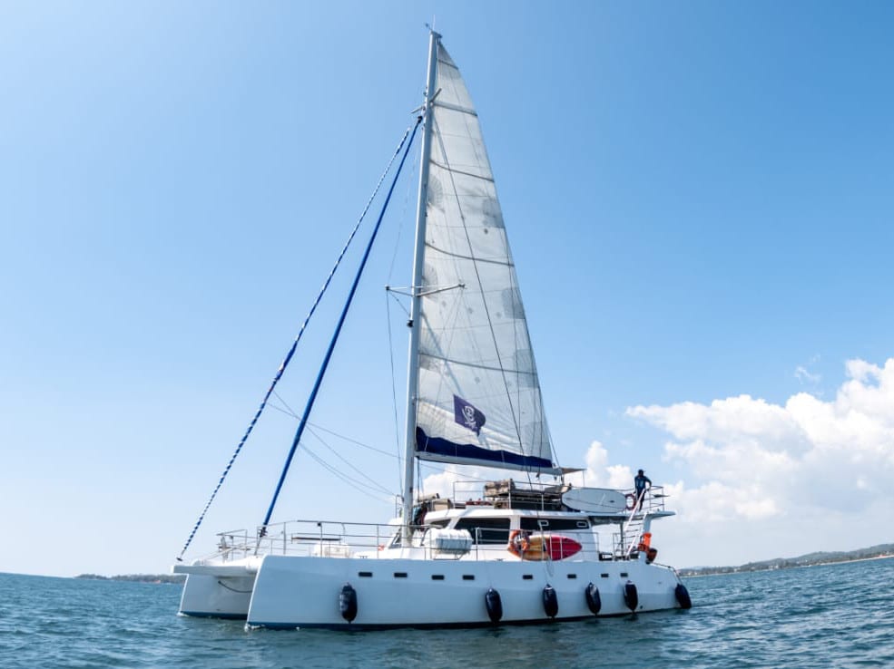 Emerald (cabin 5) Catamaran vor Anker in Mirissa