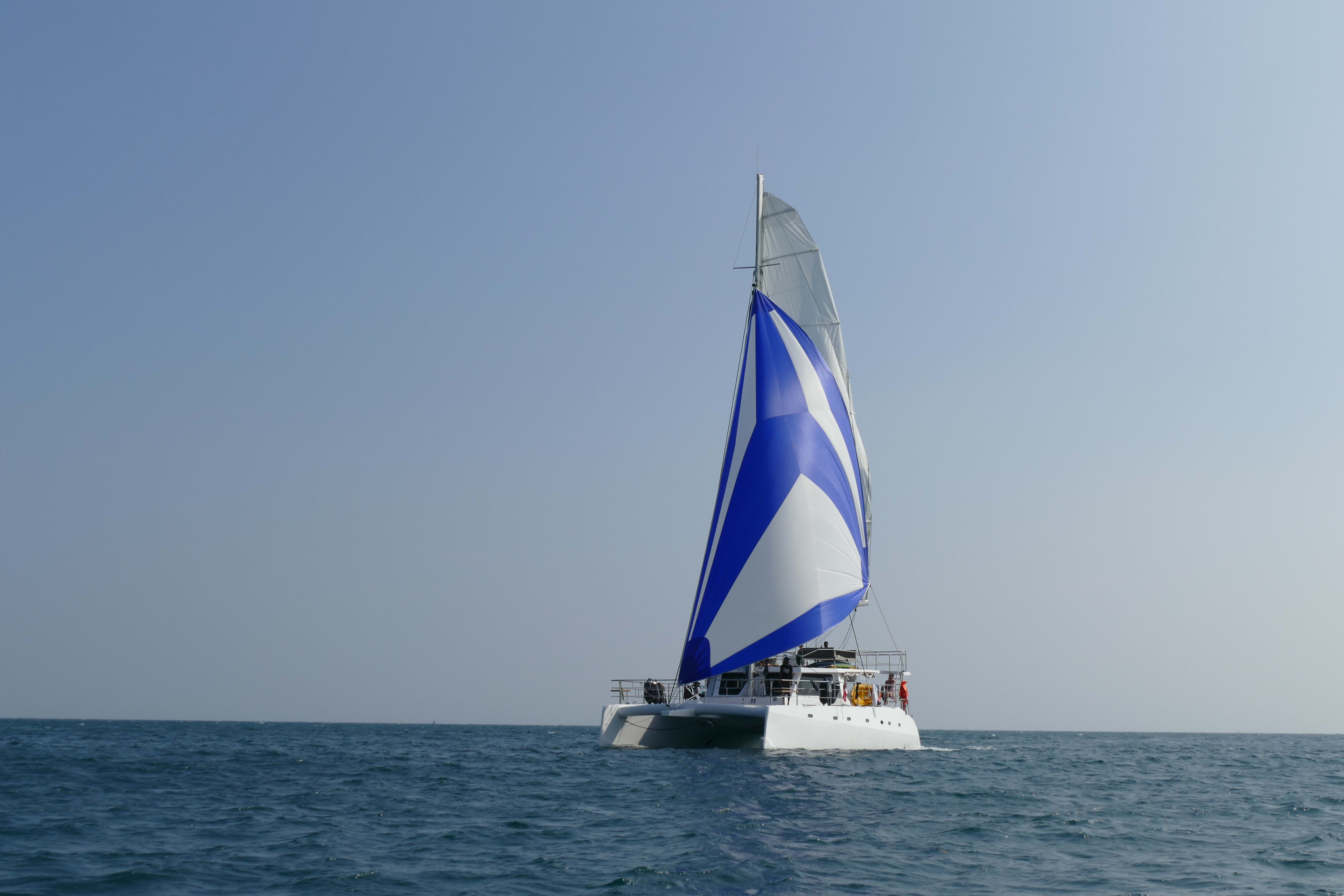 Crystal (cabin 1) Catamaran vor Anker in Mirissa