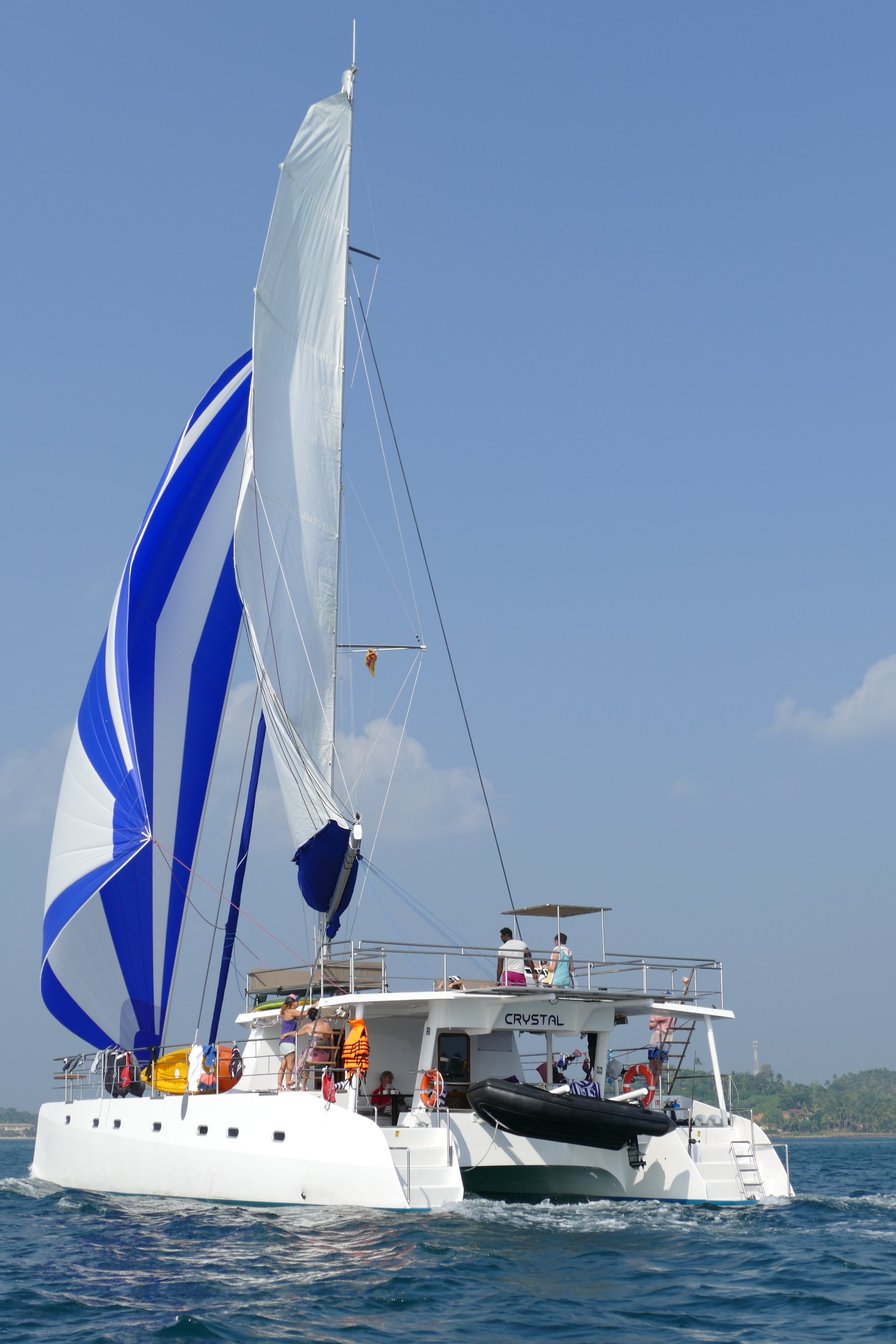 Crystal (Cabin 3) Catamaran vor Anker in Mirissa