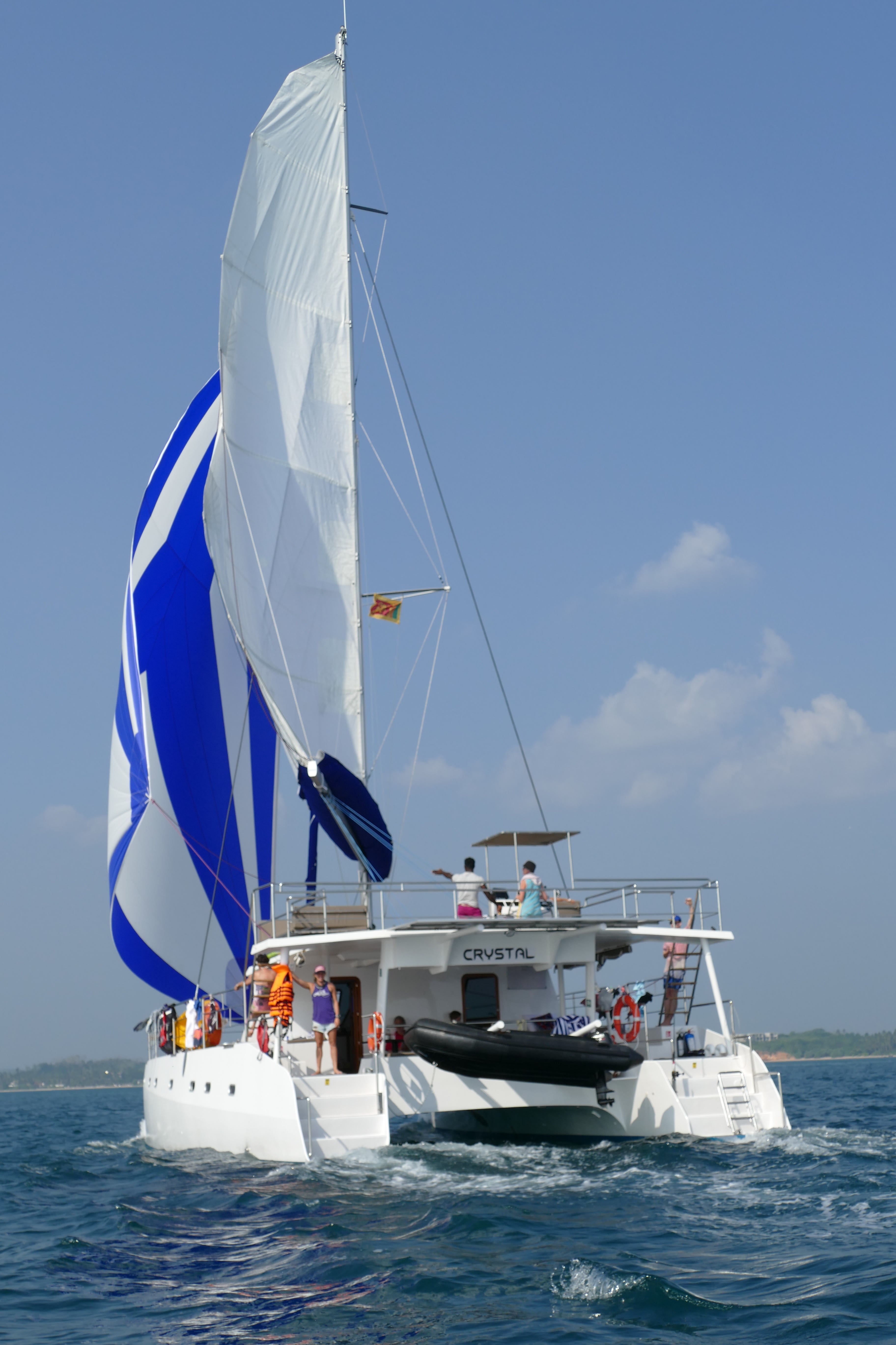 Crystal (Cabin 4) Catamaran vor Anker in Mirissa