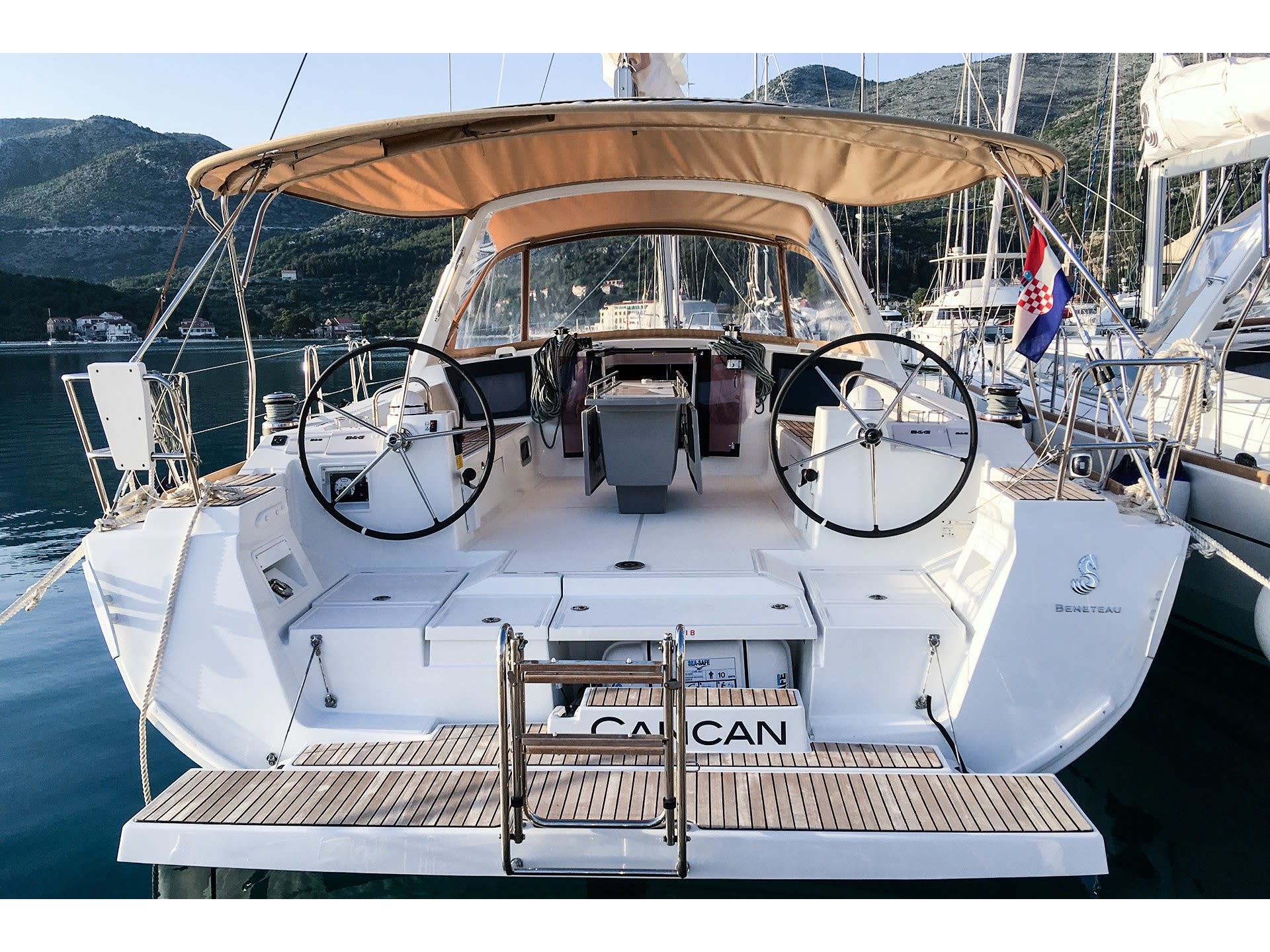 Cancan Oceanis 45 vor Anker in Tivat / Porto Montenegro