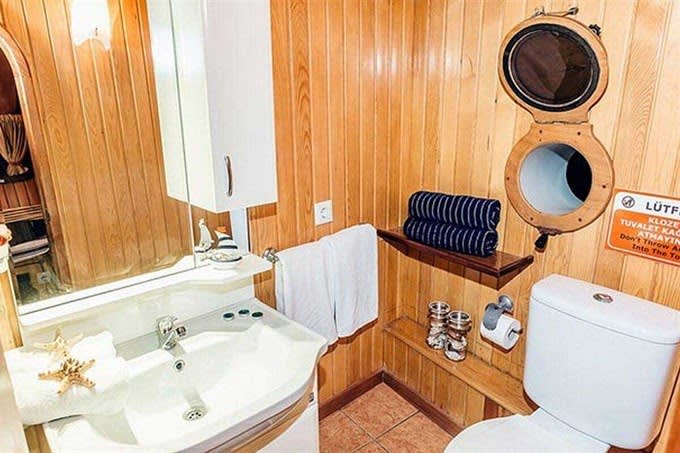 Sadri Usta Gulet vor Anker in Fethiye port