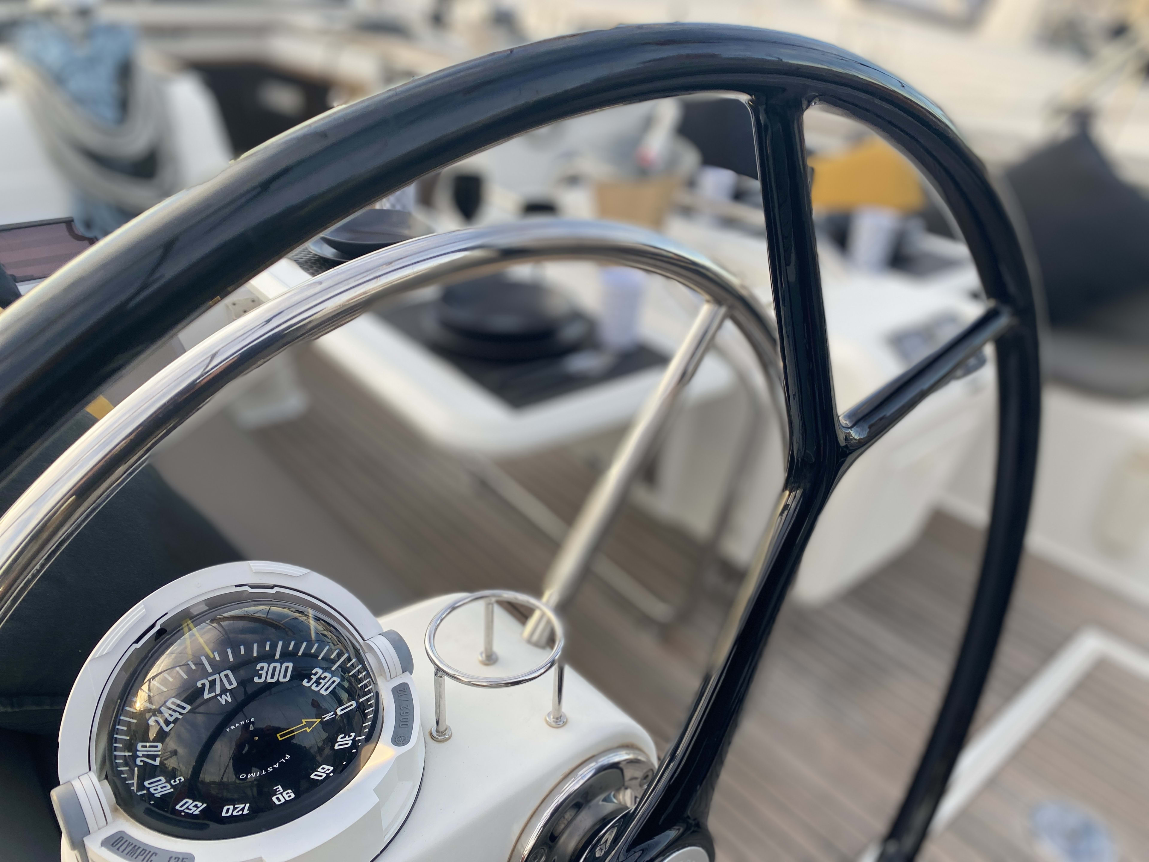 Nuk Sun Odyssey 509 біля причалу La Marina de Valencia
