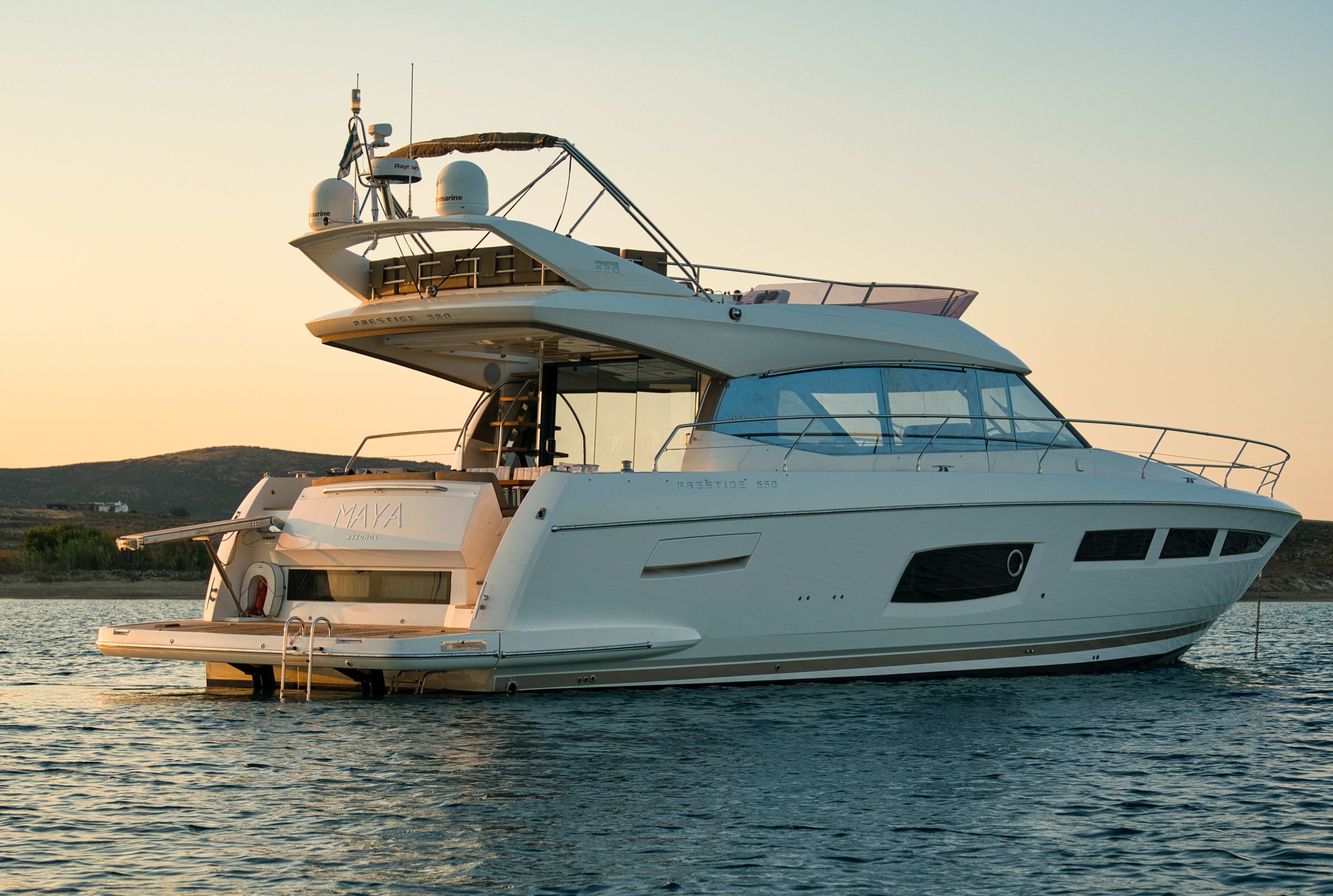 Maya Prestige 550 Fly біля причалу Port of Mykonos