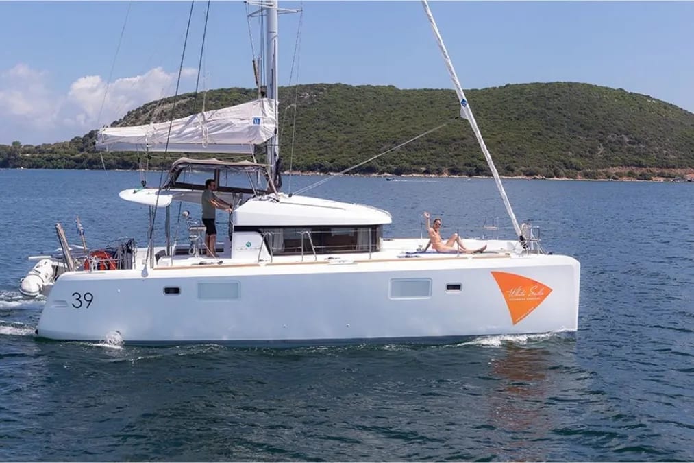 Lost Cat Lagoon 39 amarrado en Preveza Marina