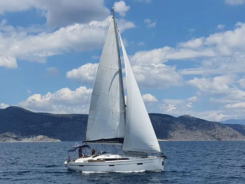 Eugenia Bavaria 37 amarrado en Agia Effimia