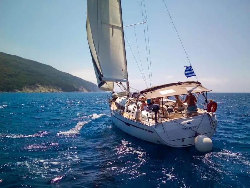Thunderbird 1 Bavaria 41 біля причалу Kiato