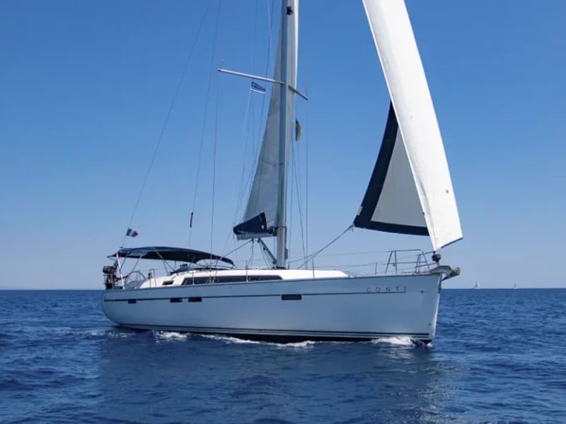 Konti Bavaria 46 amarrado en Agia Effimia