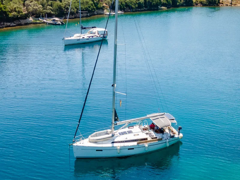 Iwona Bavaria 37 amarrado en Lefkada / Nikiana Marina