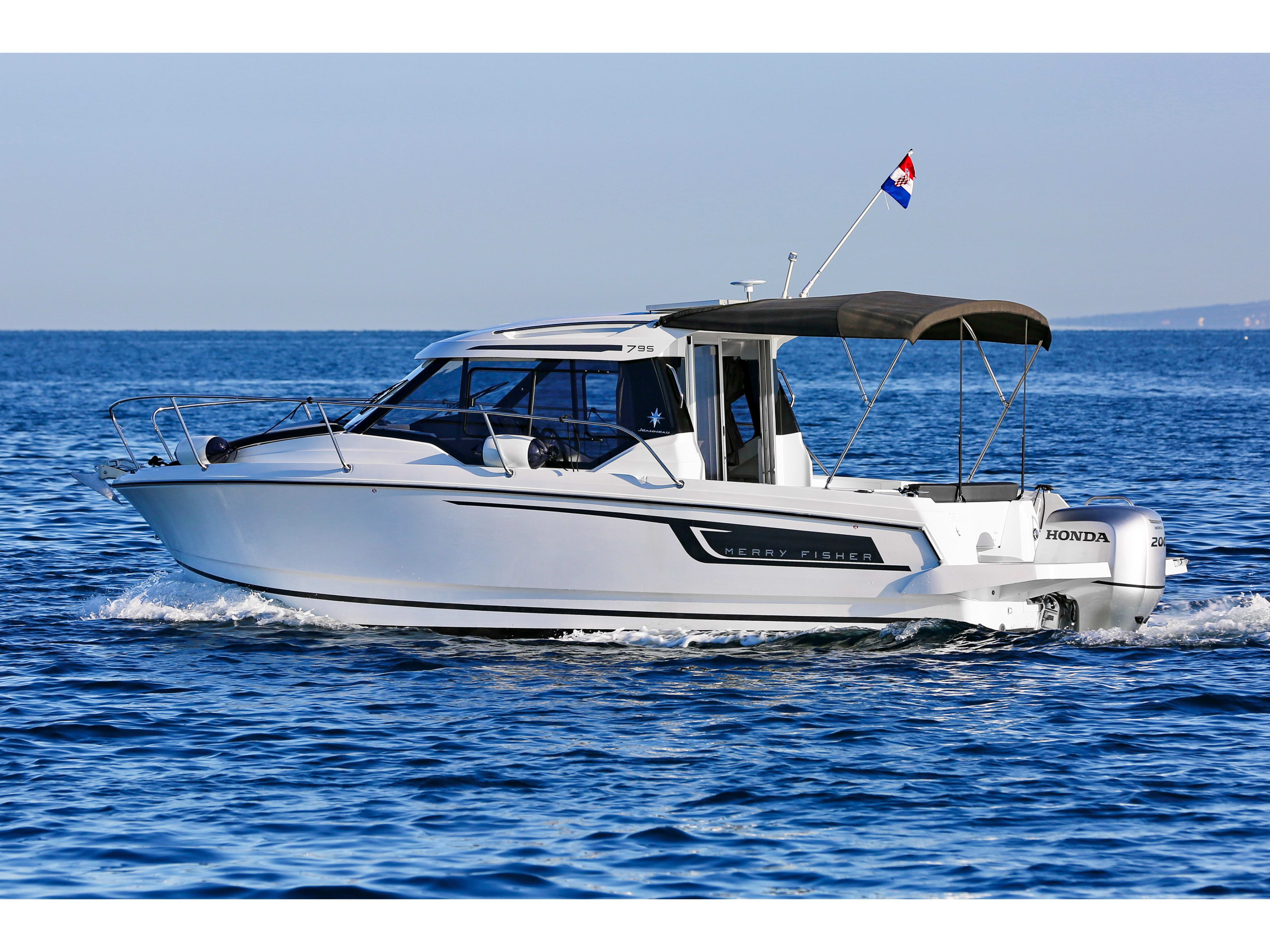 LISSY Merry Fisher 795 amarrado en Pula / Marina Polesana