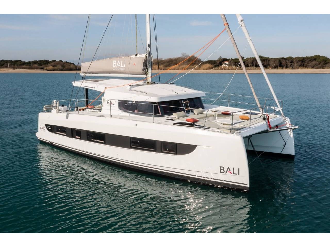 Zen Flow Bali Catsmart vor Anker in Golfo Aranci / Mare Fun Charter & Marina