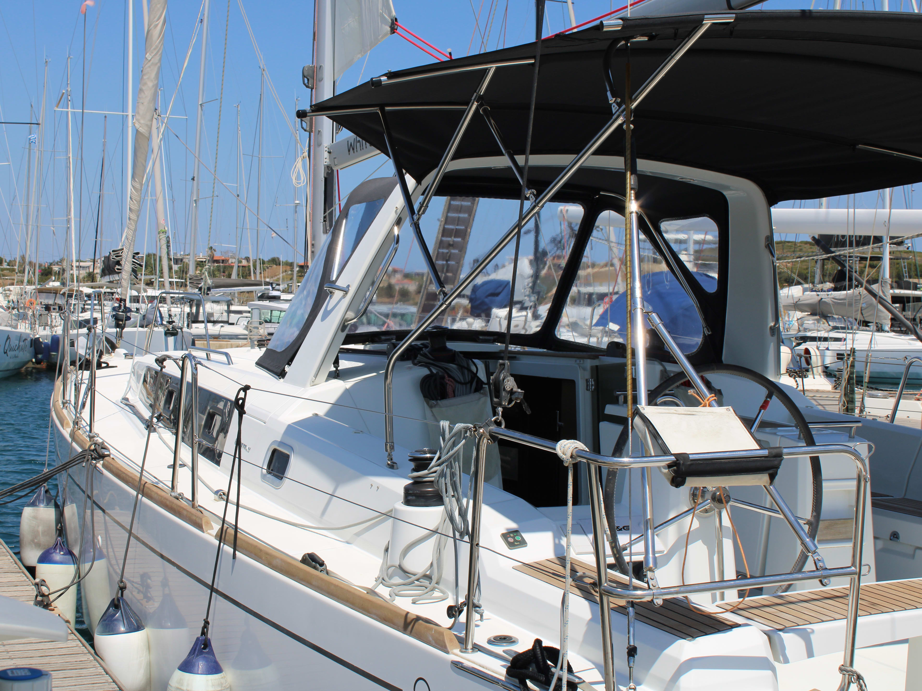 Zeus Oceanis 38.1 vor Anker in Lavrion / Olympic Marina