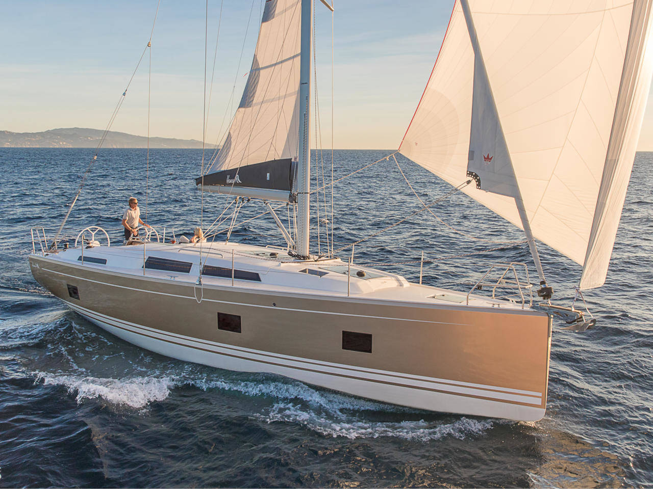 Polynoe Hanse 418 біля причалу Lavrion / Olympic Marina
