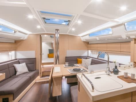 Themisto Hanse 418 біля причалу Lavrion / Olympic Marina