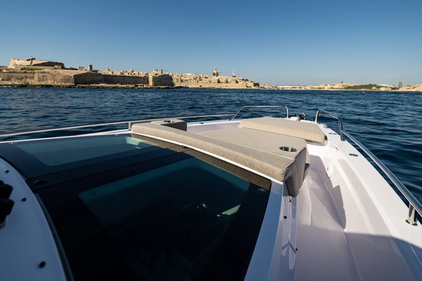 Nautiful Axopar 37  Sun Top amarrado en Valletta / Laguna Marina