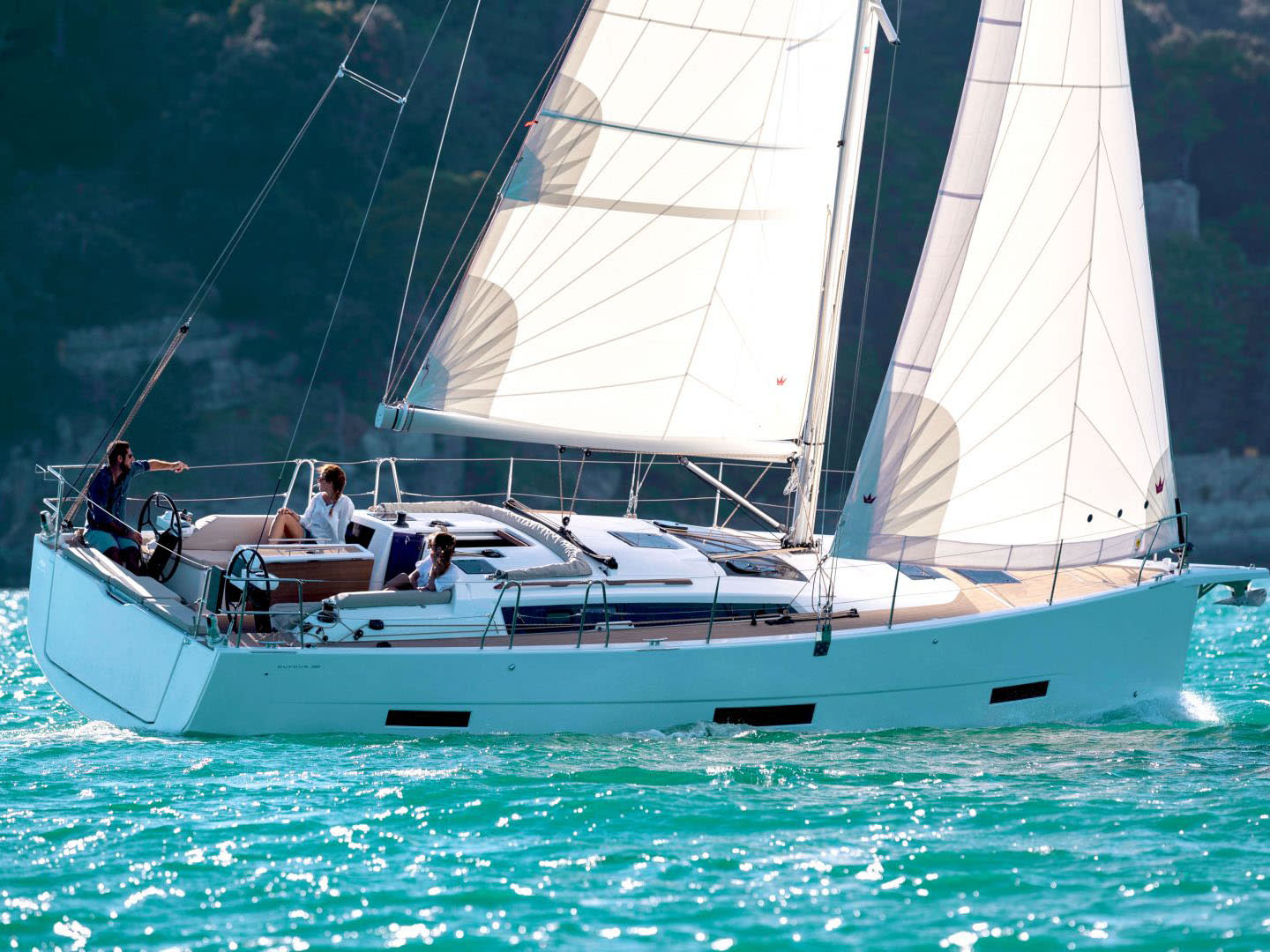 Ino Dufour 390 Grand Large vor Anker in Athens / Alimos Marina