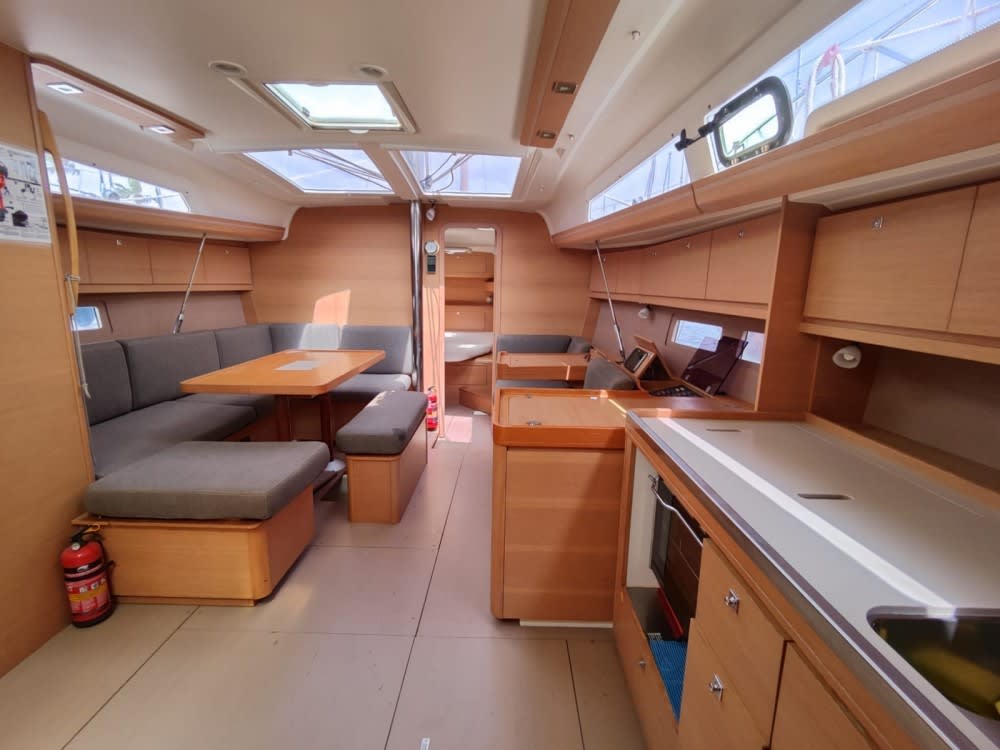 Freedom Dufour 410 Grand Large vor Anker in Athens / Alimos Marina
