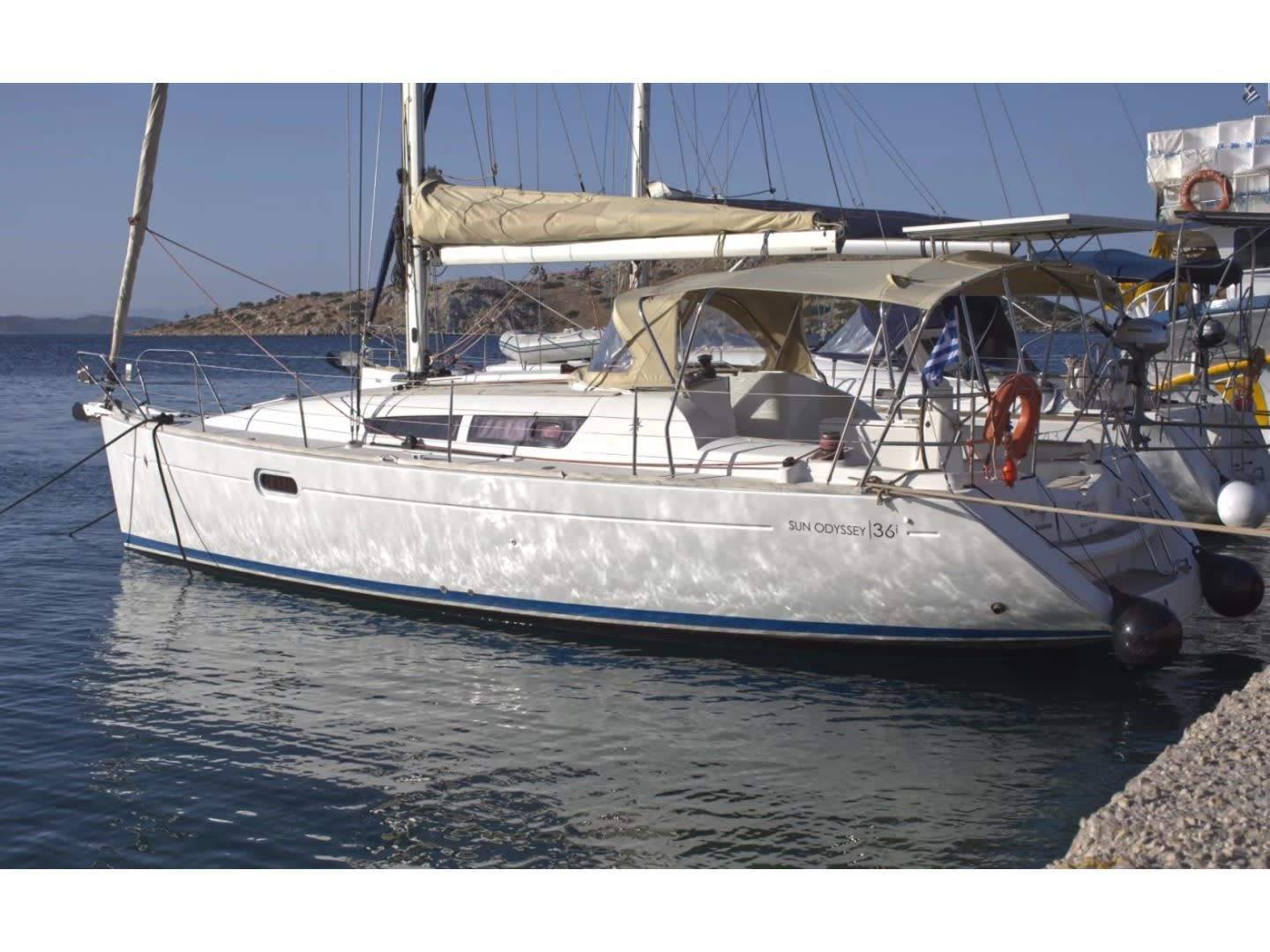 Candy Sun Odyssey 36i amarrado en Pachi, Megara / Port of Pachi