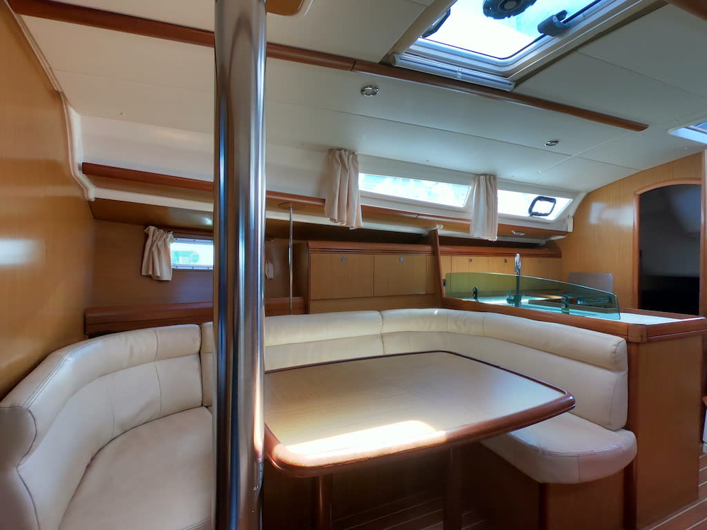 Cabiria Sun Odyssey 39i amarrado en Marina di Portisco