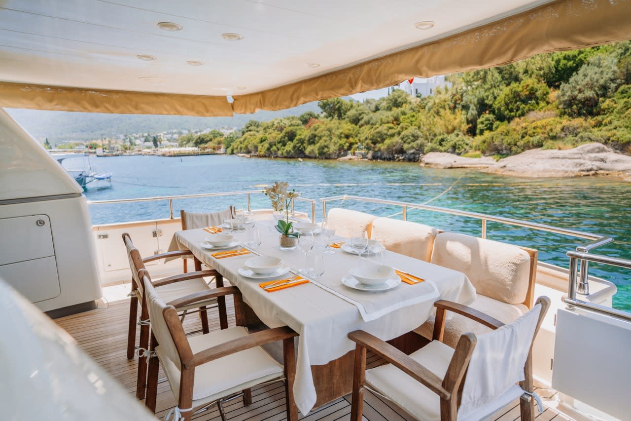 KUUM San Lorenzo 72 біля причалу Türkbükü, Bodrum / Türkbükü Port