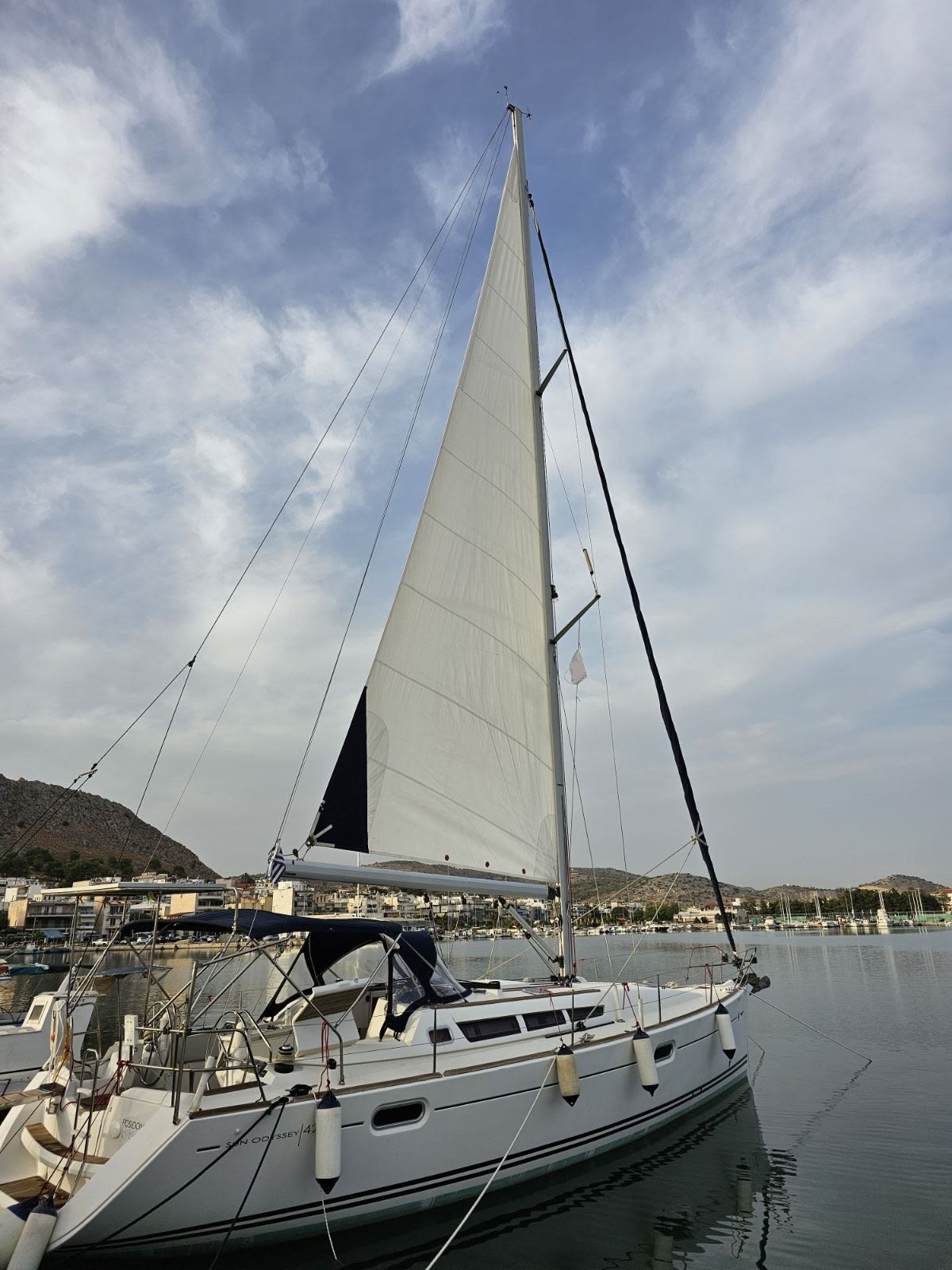 Posidonia Sun Odyssey 42 i vor Anker in Athens / Marina Delta Kallithea