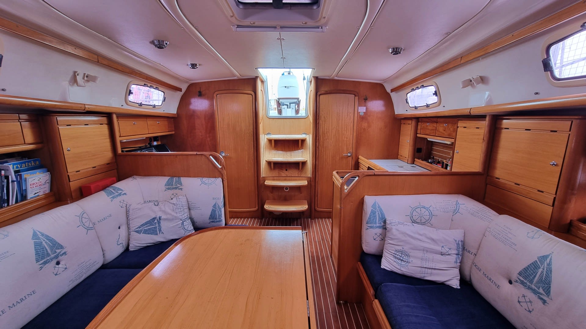 Hani Bavaria Cruiser 37 біля причалу Murter / Marina Betina