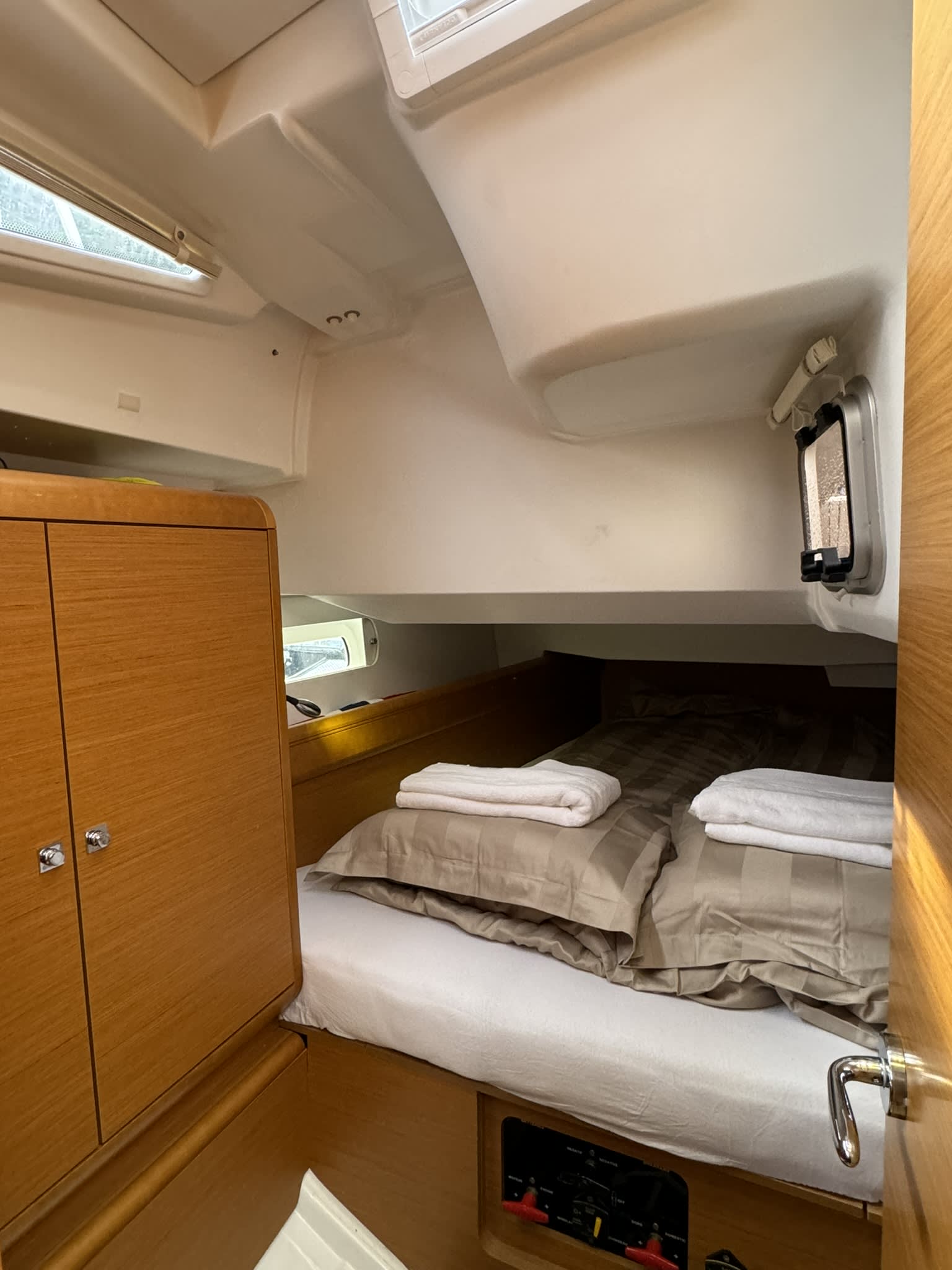 ZikkZakk Sun Odyssey 409 vor Anker in Hjellestad Marina
