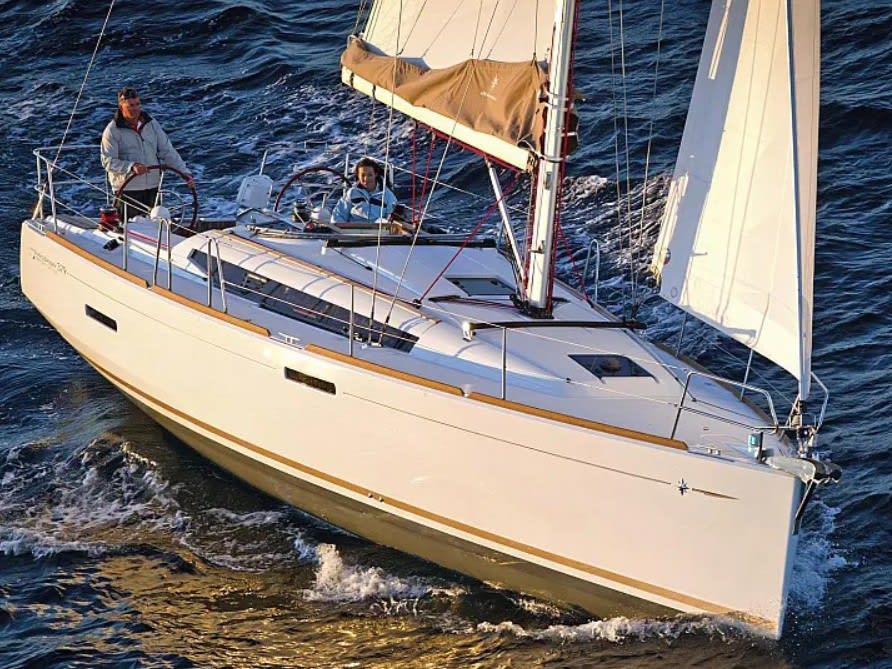 OYSTER SHELL Sun Odyssey 379 amarrado en Athens / Alimos Marina