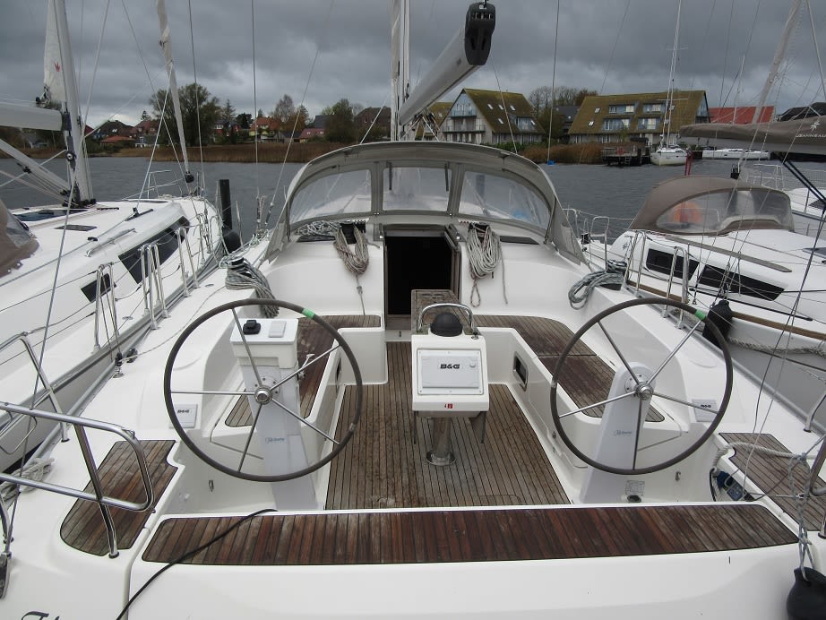 SIX Bavaria Cruiser 46 vor Anker in Stockholm - Saltsjöbaden / Saltsjö Pir Marina