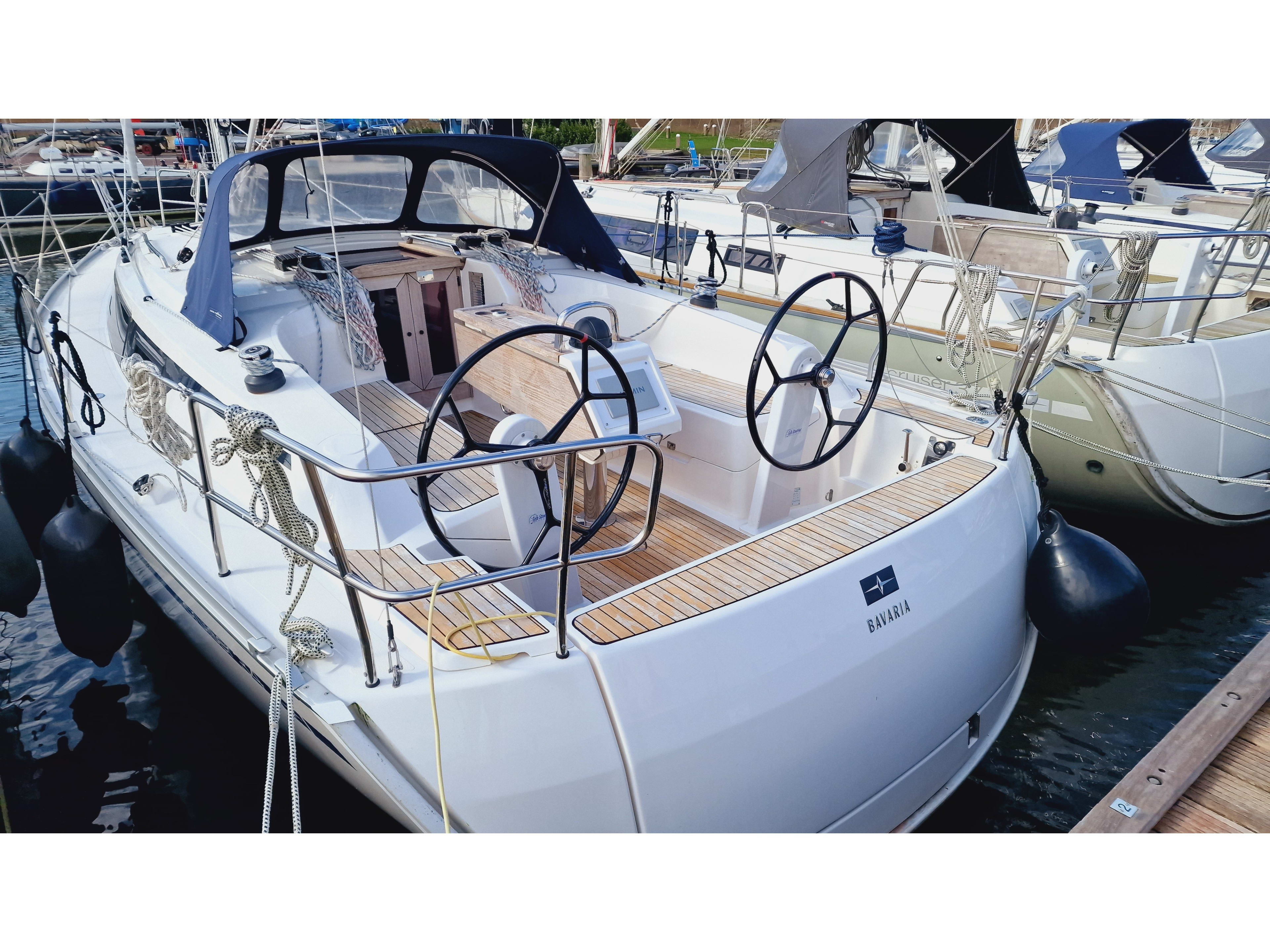 Karlo Bavaria Cruiser 34 біля причалу Lemmer