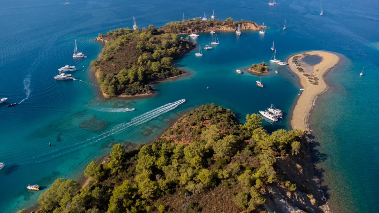 ProntoSail Aventura 37 amarrado en Fethiye / Yes Marina