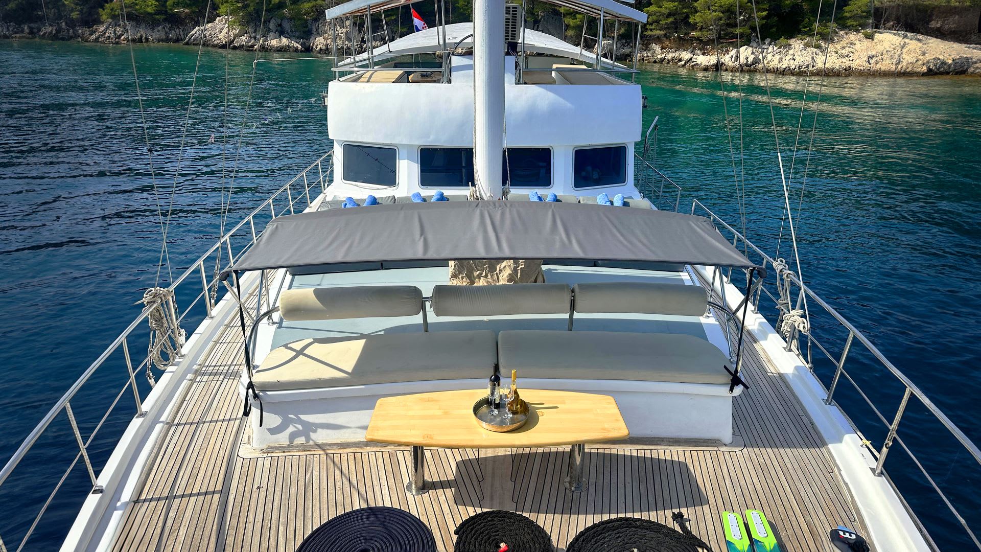 Premium + Gulet vor Anker in Port of Split / East Harbour