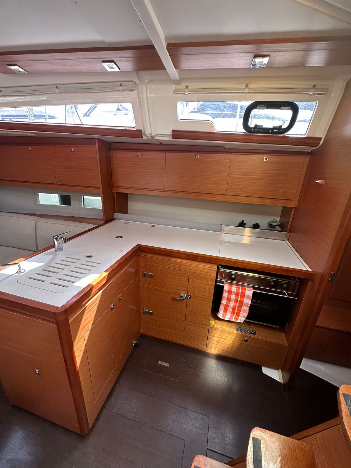 INO Dufour 390 Grand Large vor Anker in Athens / Alimos Marina