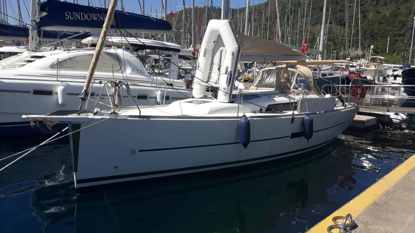 White Pearl Dufour 350 Grand Large vor Anker in Netsel Marmaris Marina