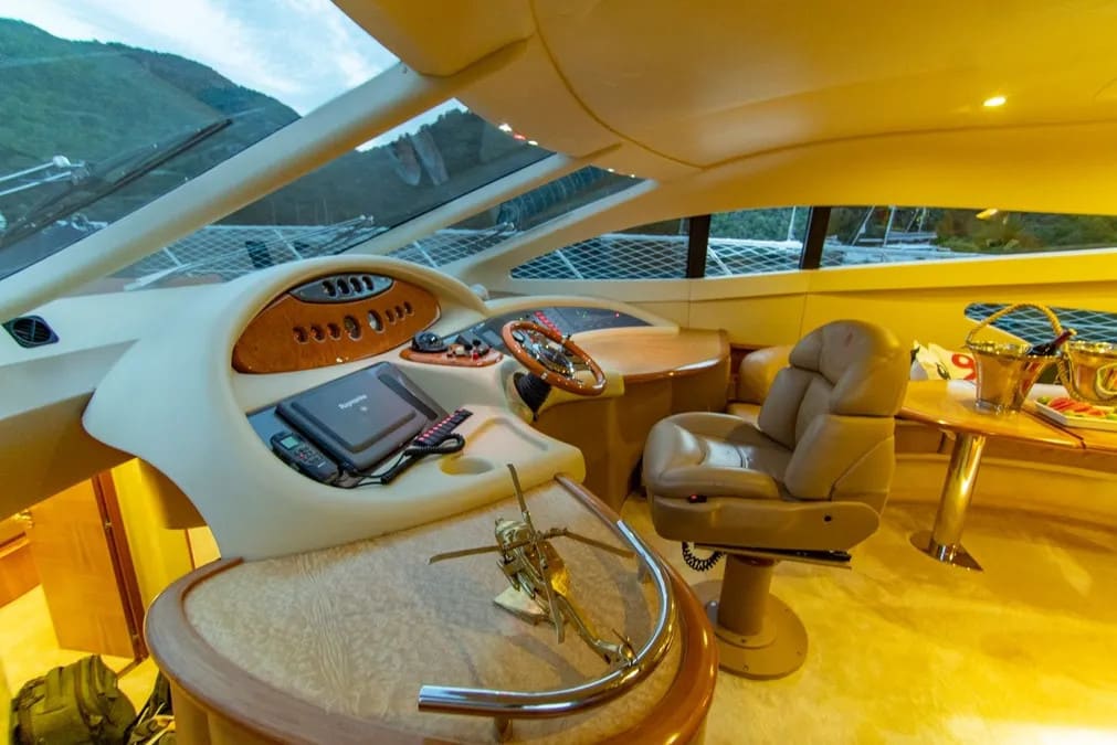 Efe 01 Azimut 62 S біля причалу Göcek / Skopea Marina