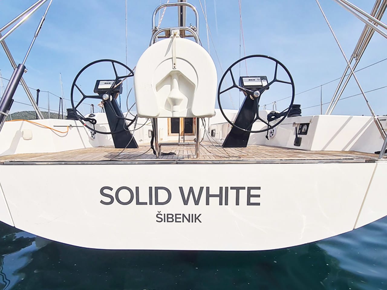 Solid White More 55 amarrado en Pula / Marina Polesana