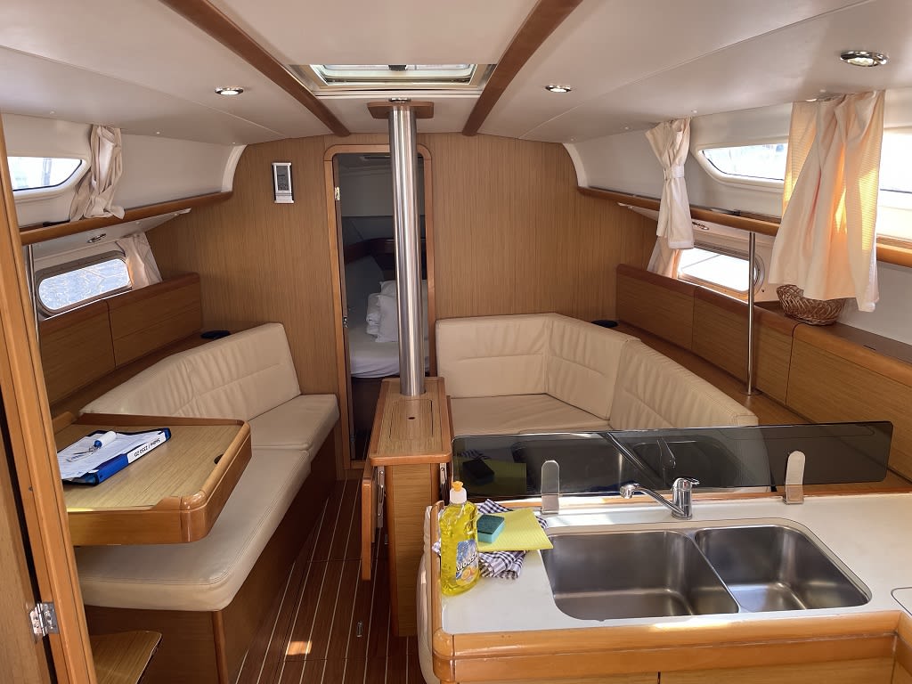 Mala Sun Odyssey 36i amarrado en Vinišće