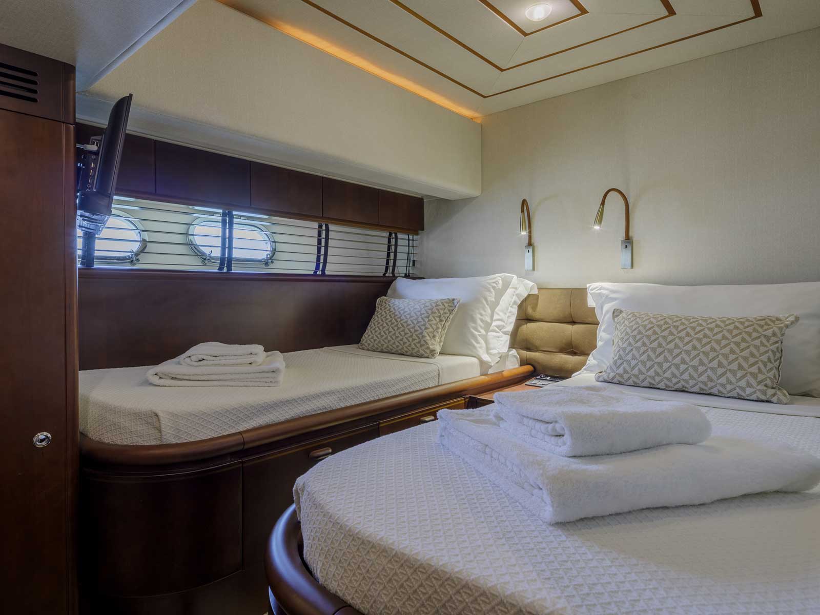 My Way Ferretti 72 біля причалу Athens / Alimos Marina