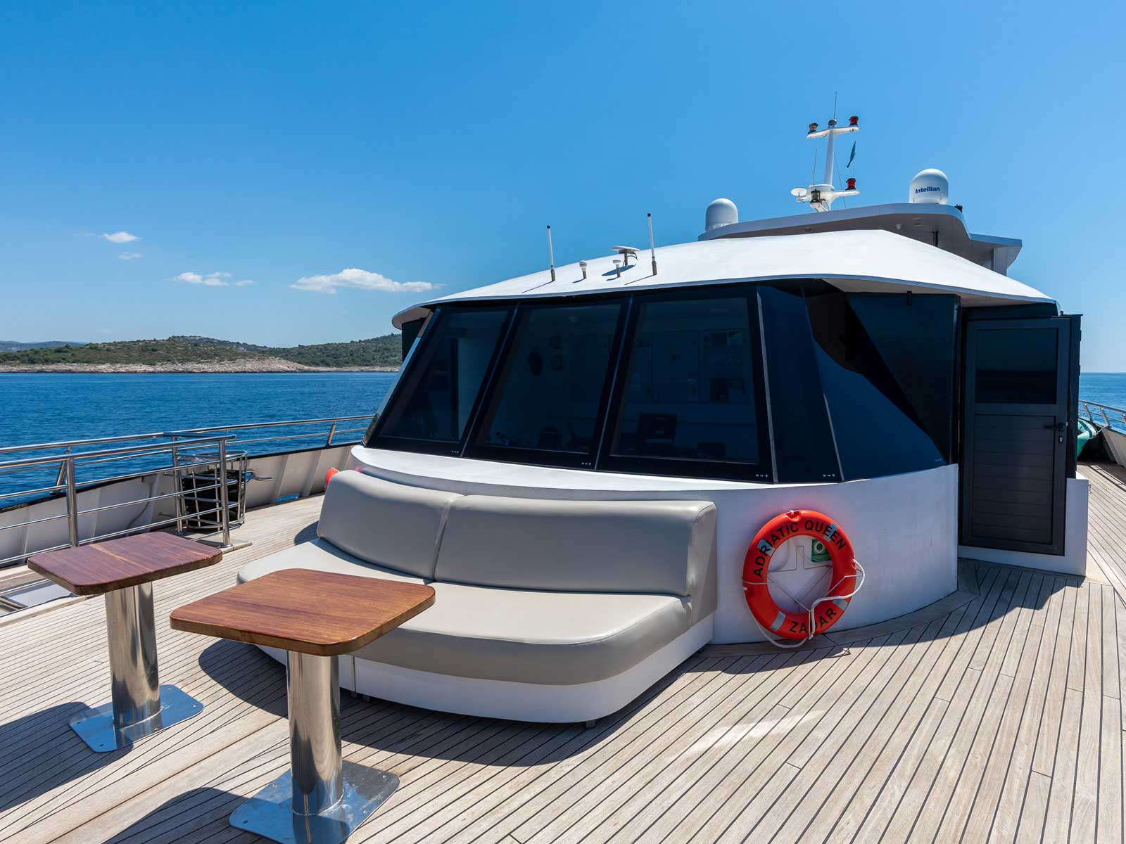 Premium + Power Catamaran біля причалу Port of Šibenik
