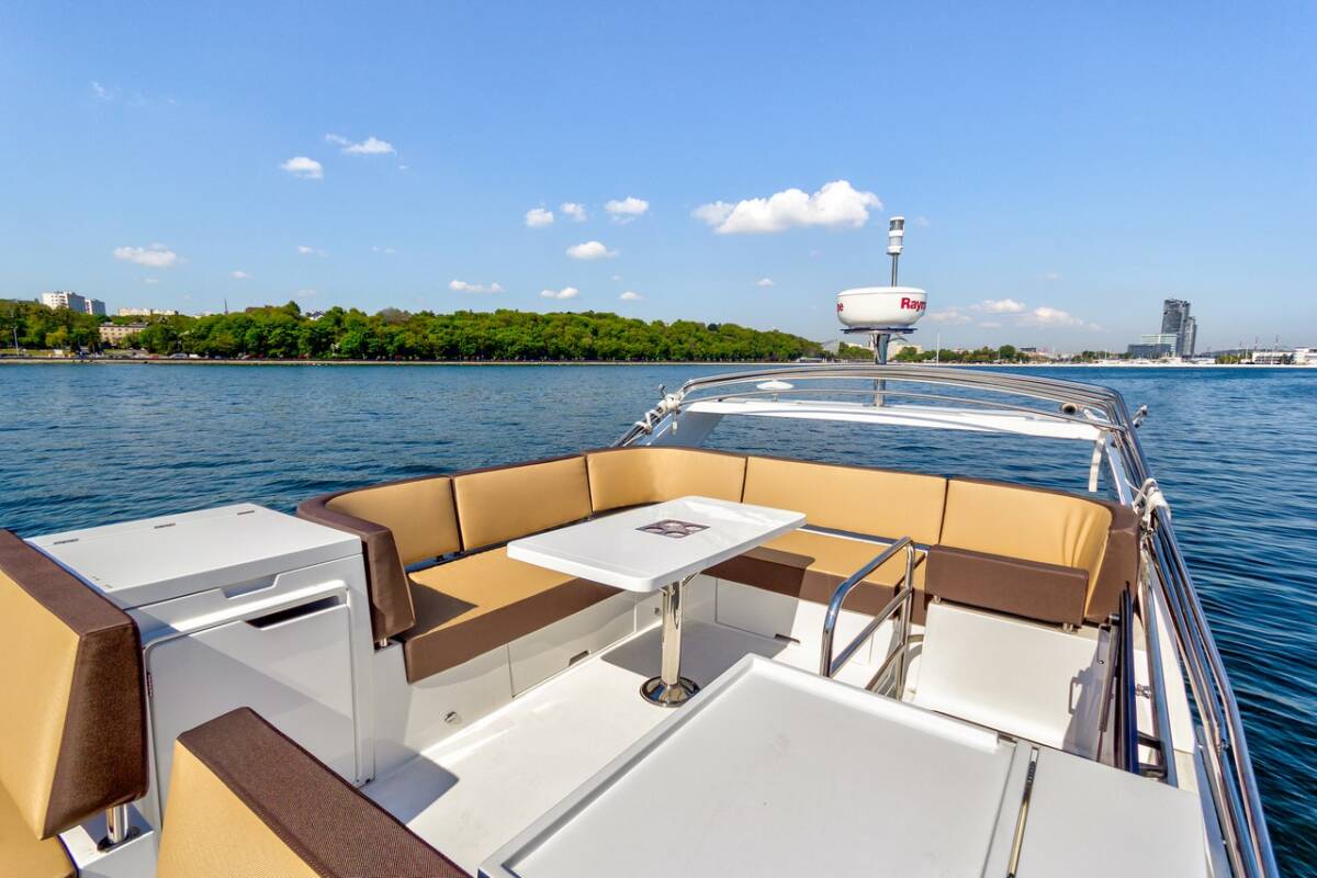Premium Galeon 420 Fly біля причалу Sukošan / D-Marin Dalmacija Marina
