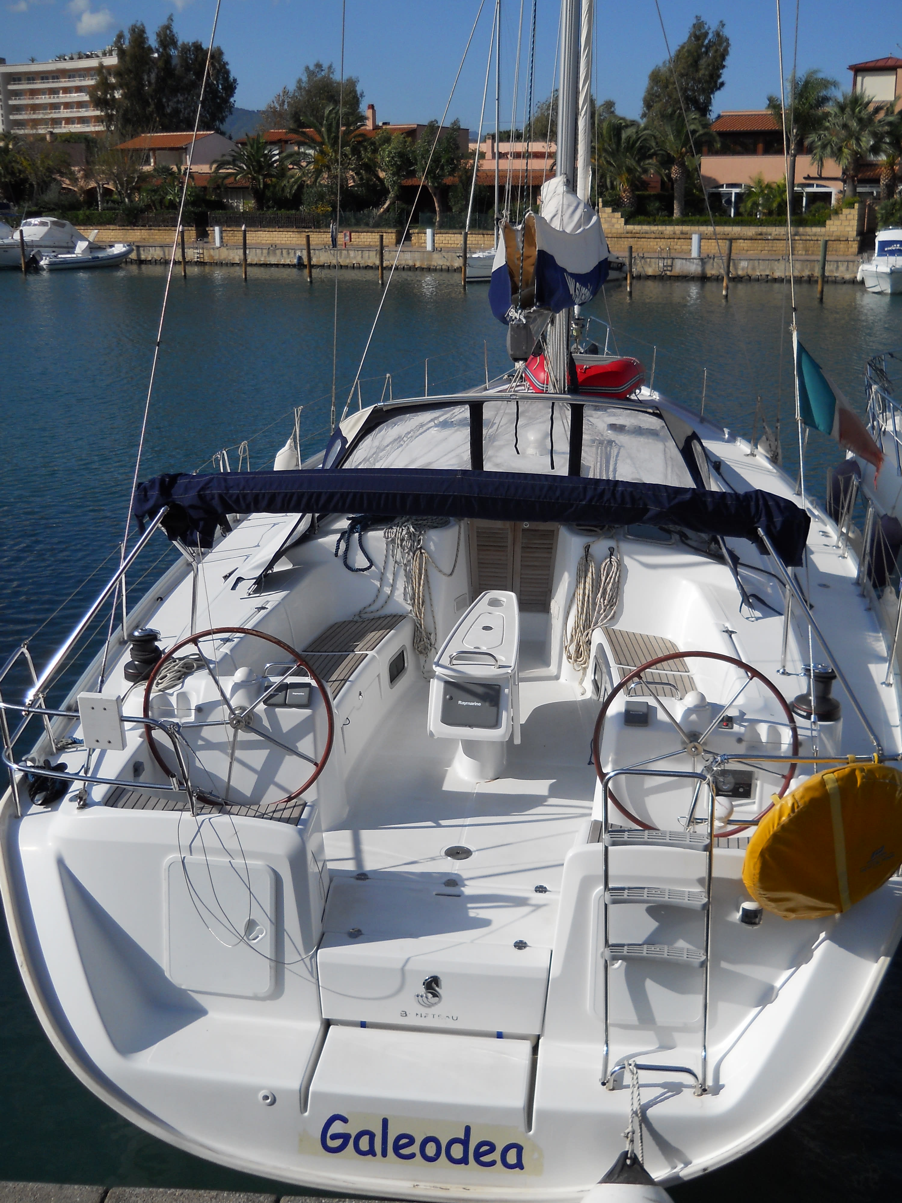 Galeodea Cyclades 50.5 vor Anker in Furnari / Marina Portorosa