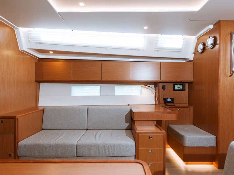 Calipso Bavaria C50 біля причалу Porto di Castellammare del Golfo