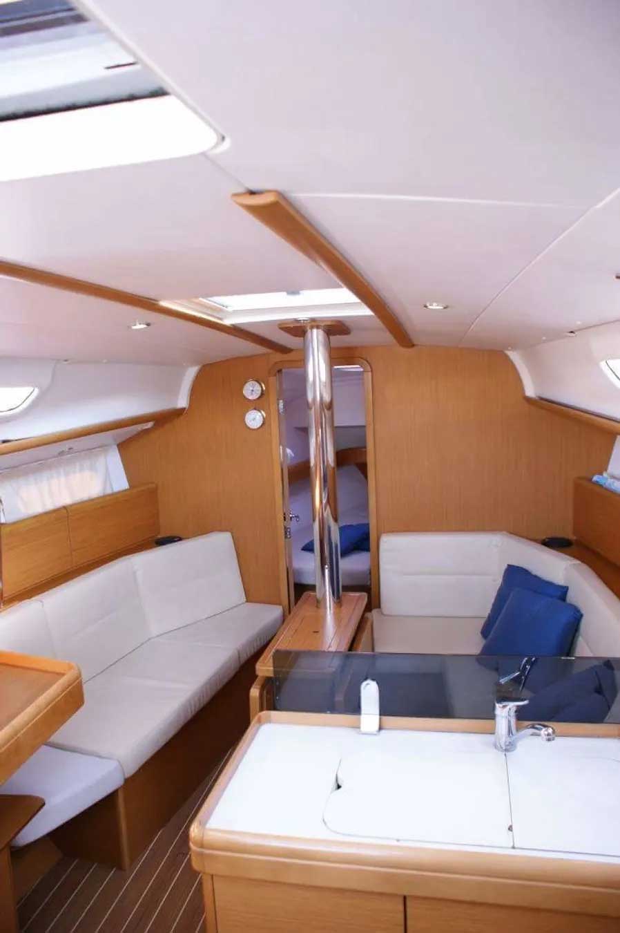 Frivola Sun Odyssey 36i amarrado en Punta Ala