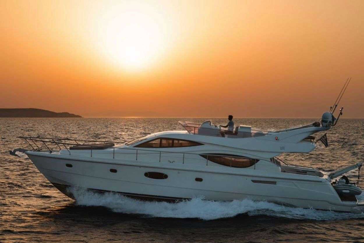 Carte Blanche Ferretti 550 біля причалу Lavrion / Olympic Marina