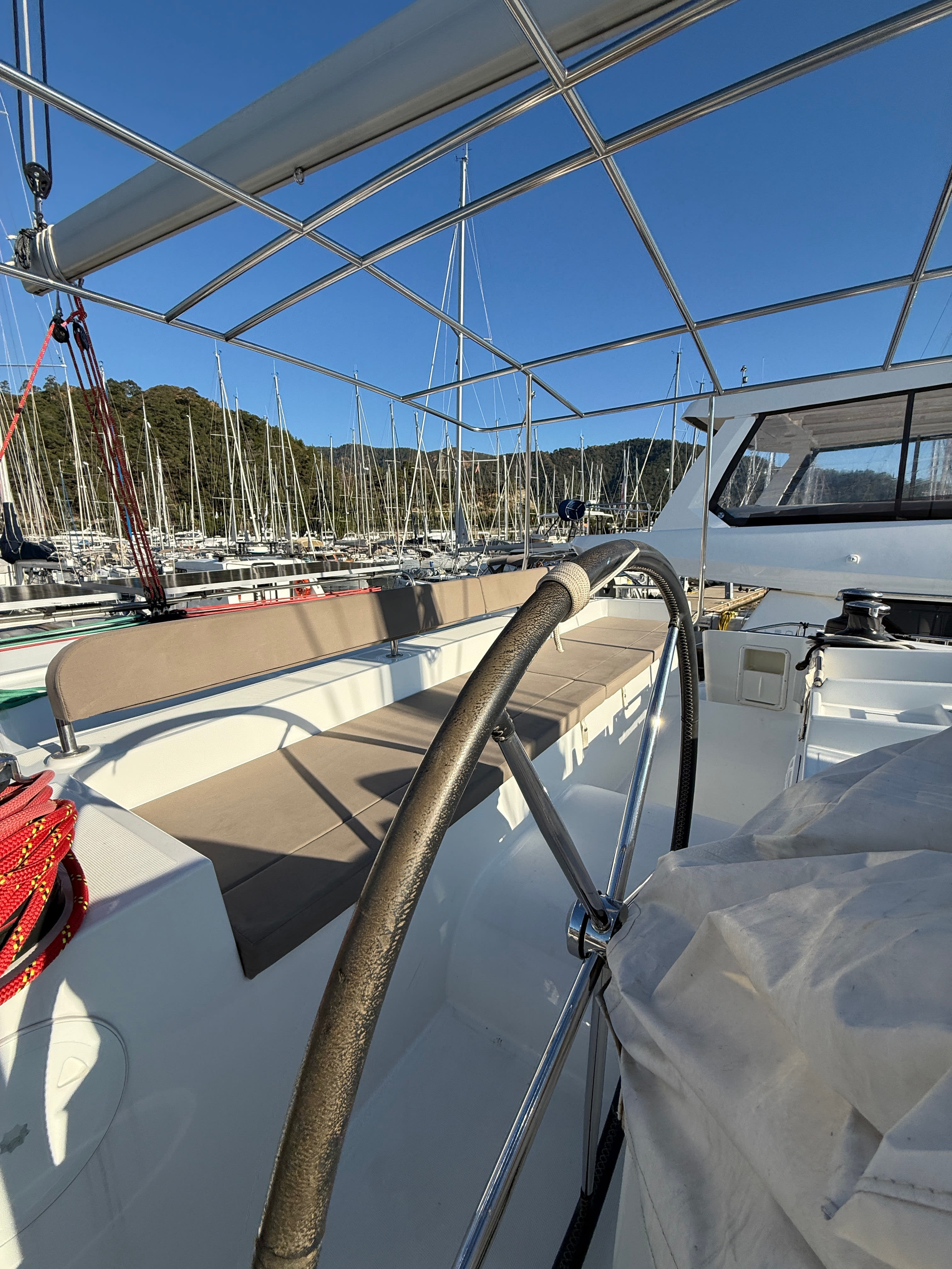 Lu Lu Lagoon 450 Fly біля причалу Marmaris / Albatros Marina