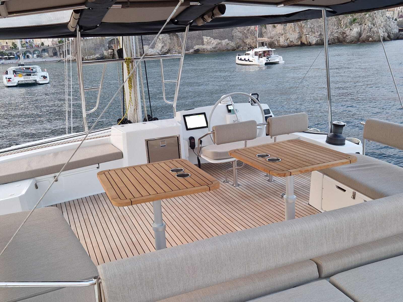 Premium Bali 5.4 amarrado en Marina di Olbia