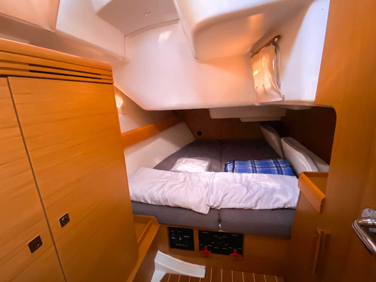 Cassiopea Sun Odyssey 42 i vor Anker in Fezzano di Portovenere / La Spezia / Marina del Fezzano