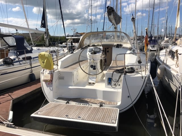 Toni Manilla Bavaria Cruiser 36 біля причалу Lemmer