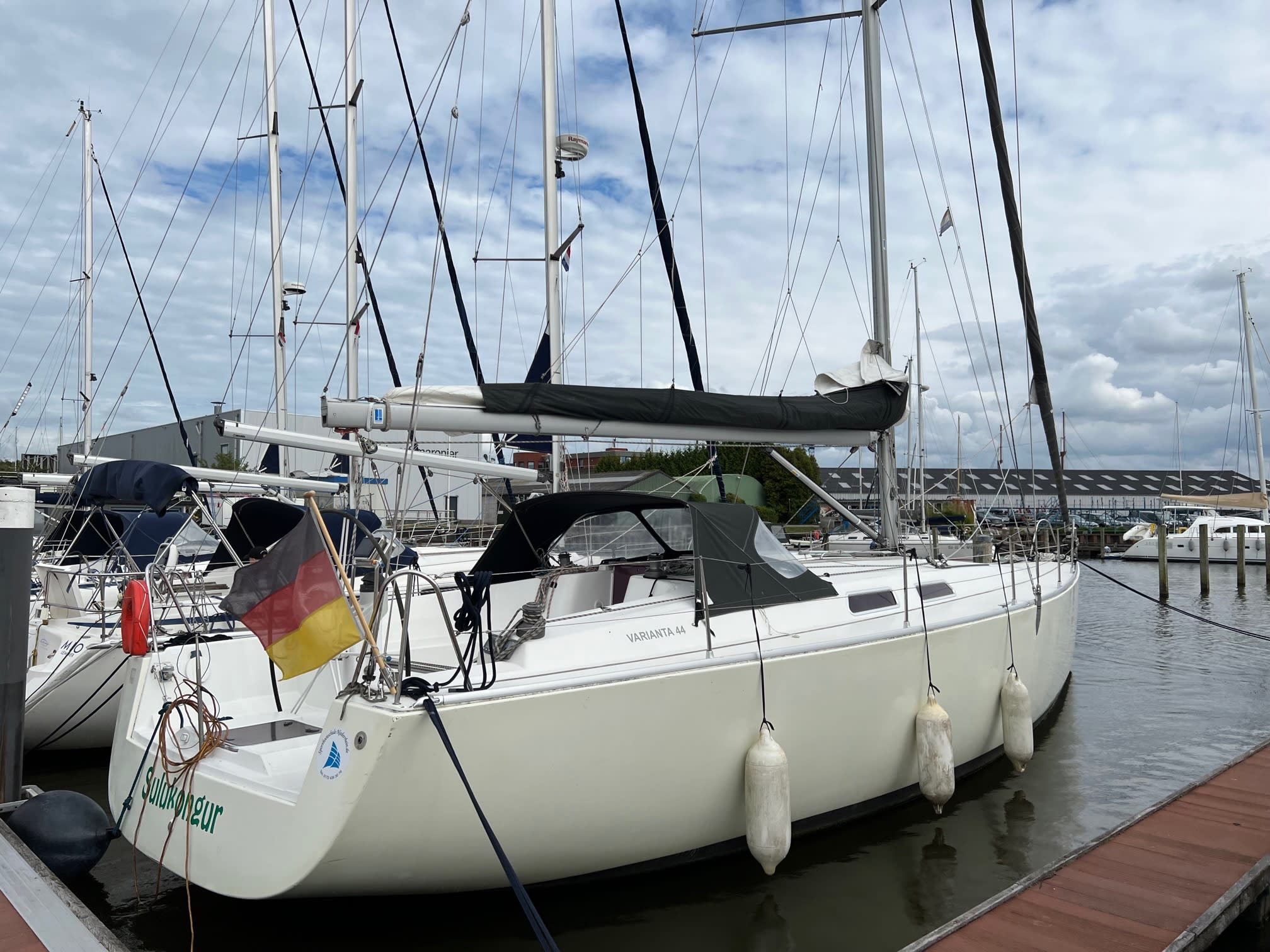 Sulukongur Varianta 44 vor Anker in Lemmer